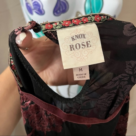 Knox Rose Black Sleeveless Pink Velvet Rose Blouse - Picture 5 of 5